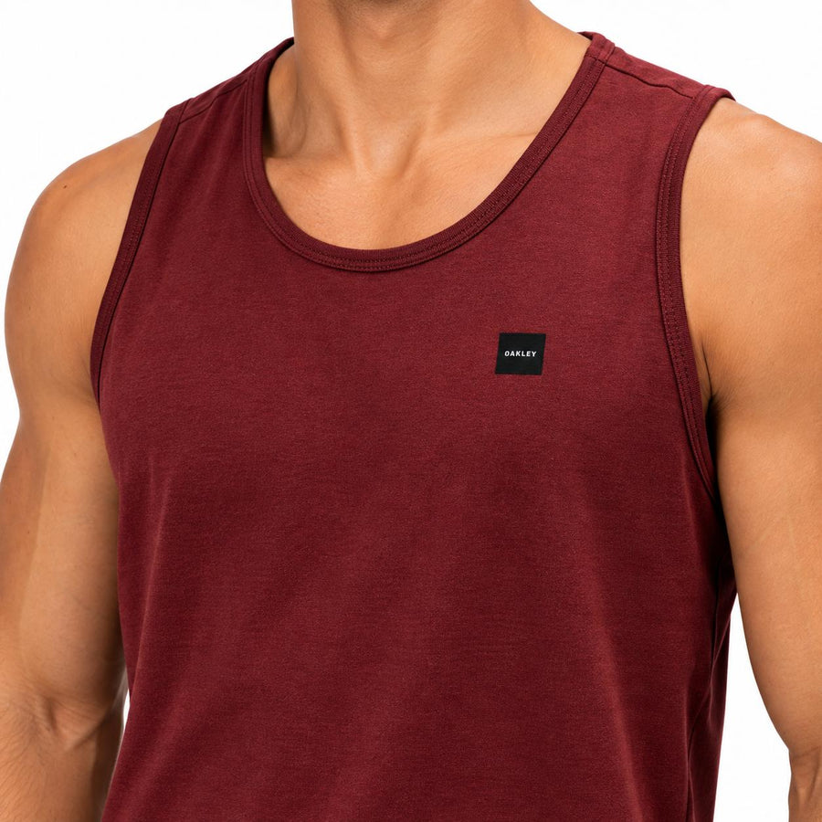 Regata Oakley Patch 2.0 Masculino — O patch bordado no peito