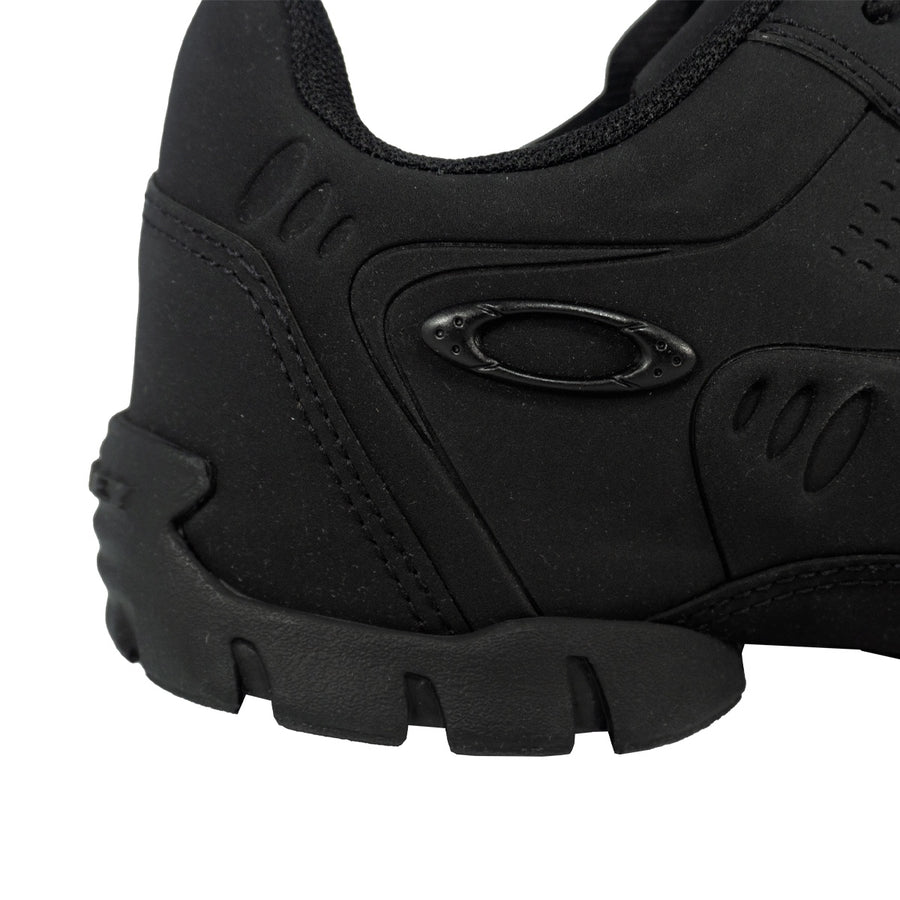 Tênis Oakley Stern Smu Masculino — A elipse em relevo e os furos que ventilam