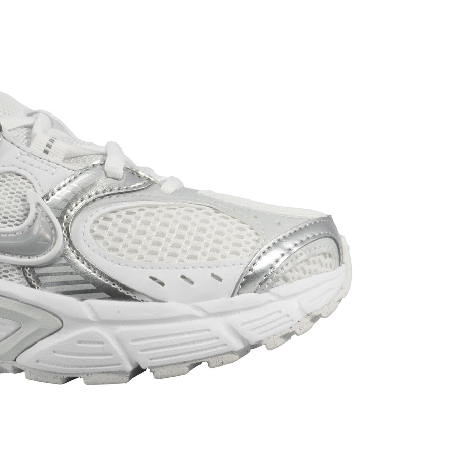 Tênis Nike V5 Rnr Feminino — Prata metalizado sobre a malha