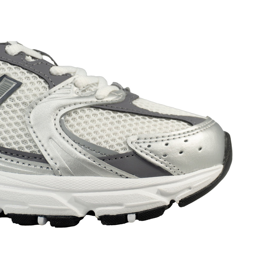 Tênis New Balance 530 Feminino — Malha vazada com recortes prateados