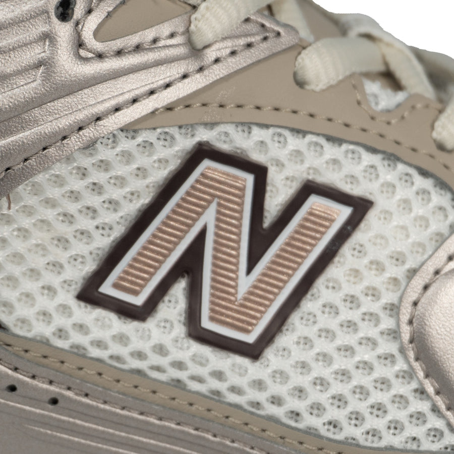 Tênis New Balance 530 Feminino — Furinhos no corpo, camurça no logo