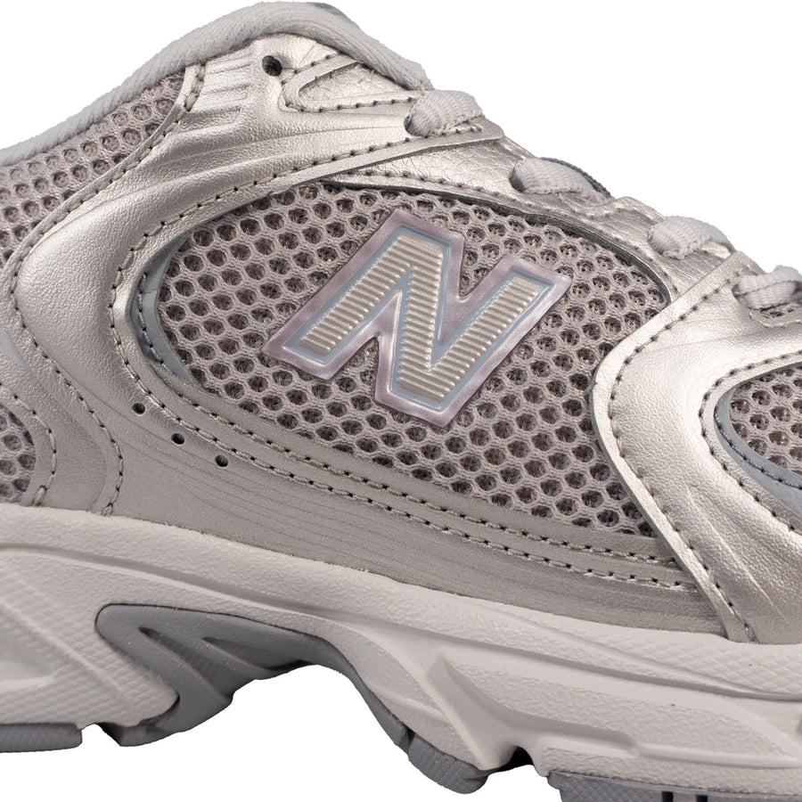 Tênis New Balance 530 Unissex — Prata metalizado e malha