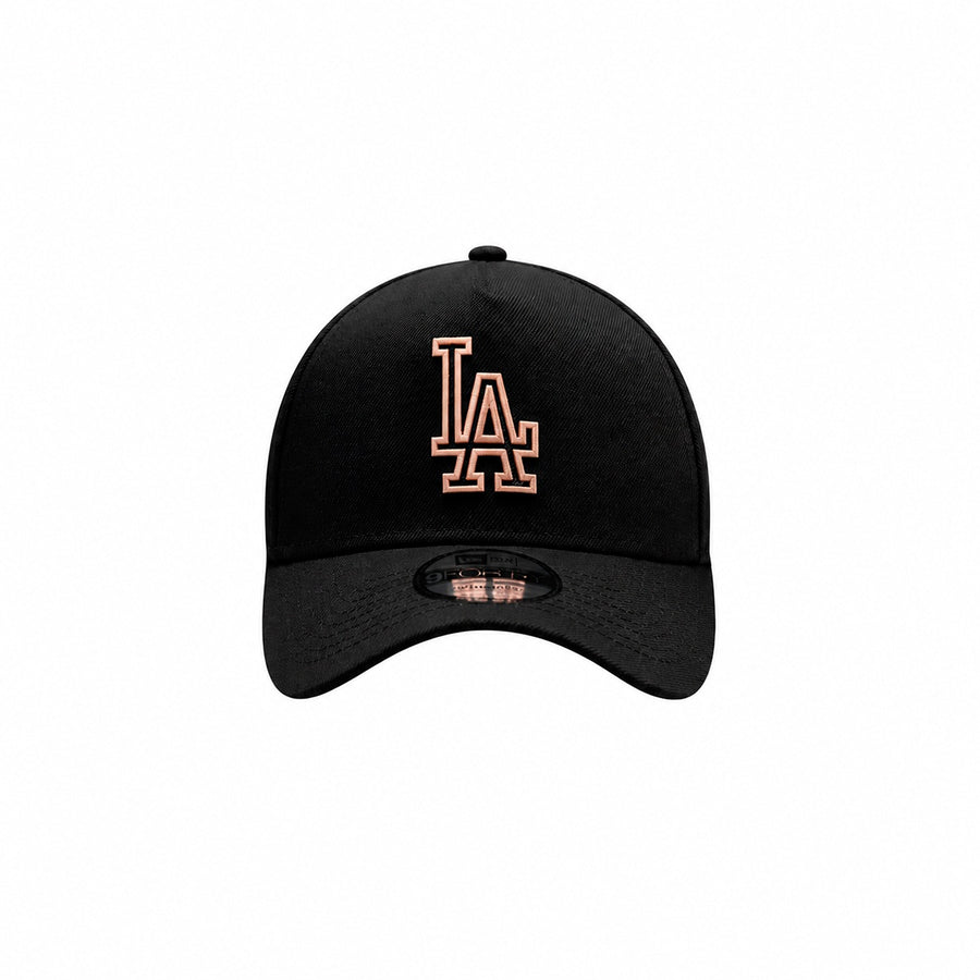 Boné Aba Curva New Era 9FORTY A-Frame Los Angeles Dodgers Metal Badge Unissex — LA em placa de metal