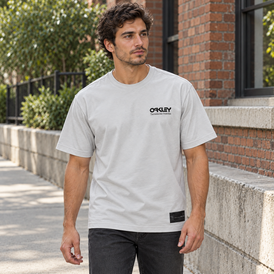 Camiseta Oakley Thermonuclear Logo Masculino — Cinza-claro com calça preta