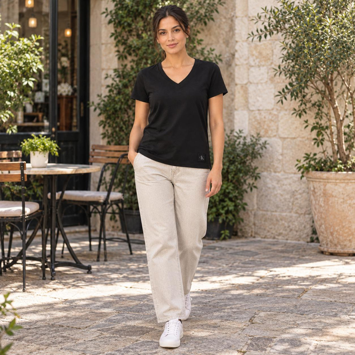 Camiseta Calvin Klein Decote V Feminino