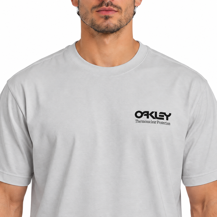 Camiseta Oakley Thermonuclear Logo Masculino — A assinatura no peito