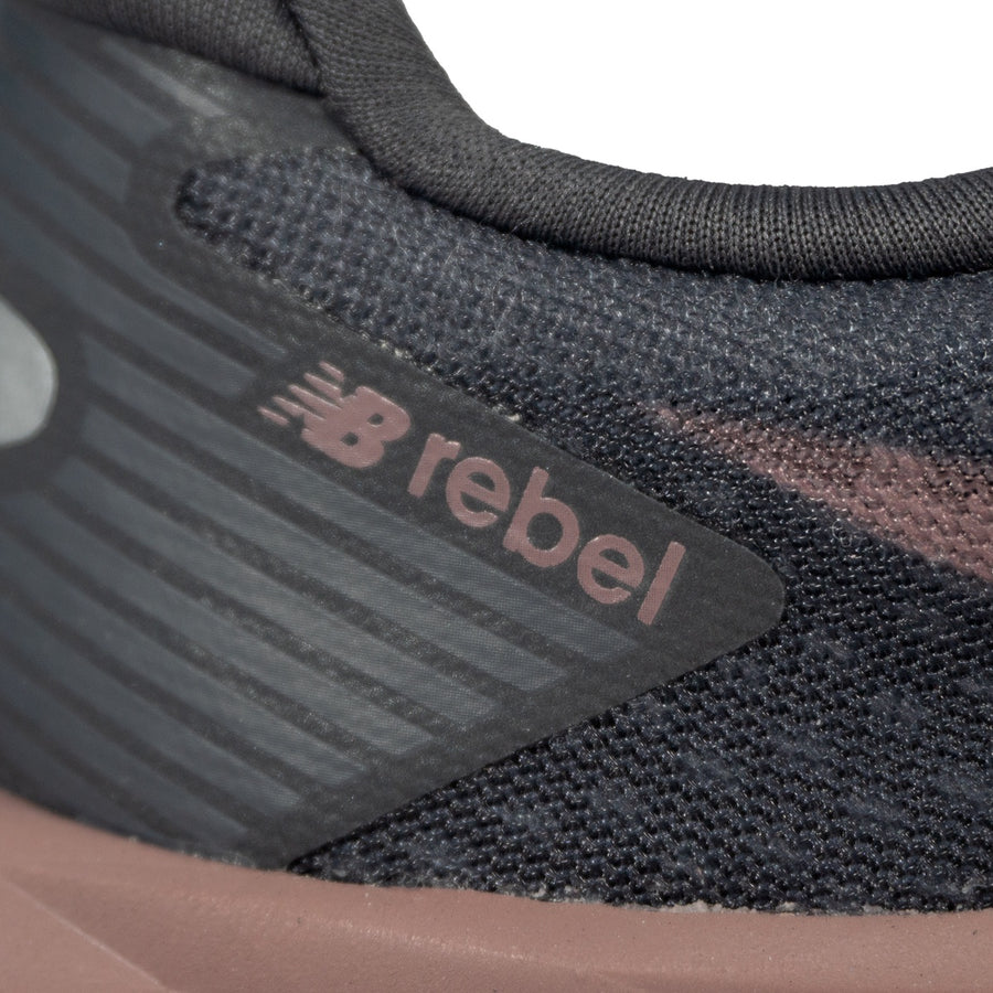 Tênis New Balance Fuelcell Rebel V5 Feminino — A malha que segura por dentro