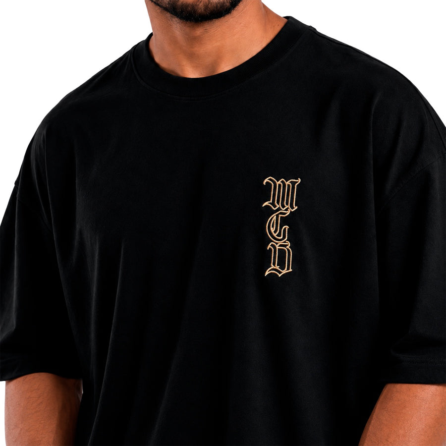 Camiseta Oversized Mcd Lateral Caligraffiti Masculino — Monograma gótico em dourado