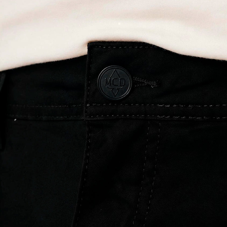 Bermuda Sarja MCD Walk Slim Fit Masculino — Botão com o losango da MCD