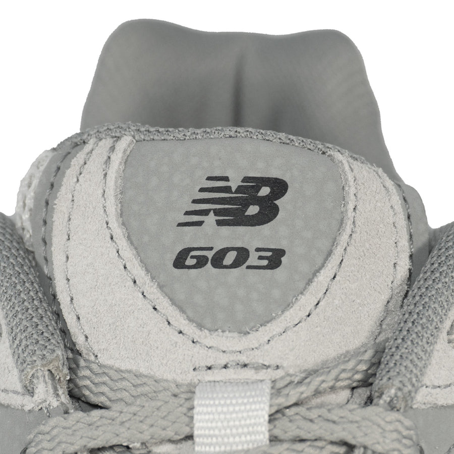 Tênis New Balance 603 Unissex — O número na língua