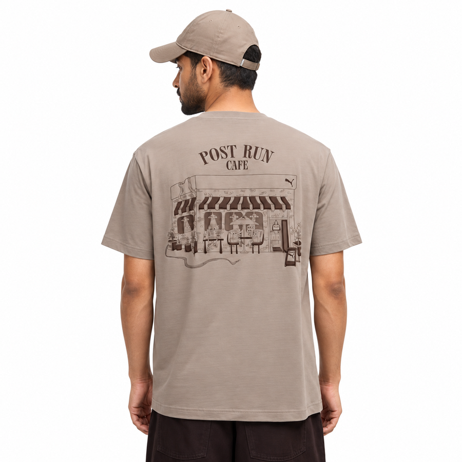 Camiseta Puma Graphic Masculino — Um café pós-corrida nas costas